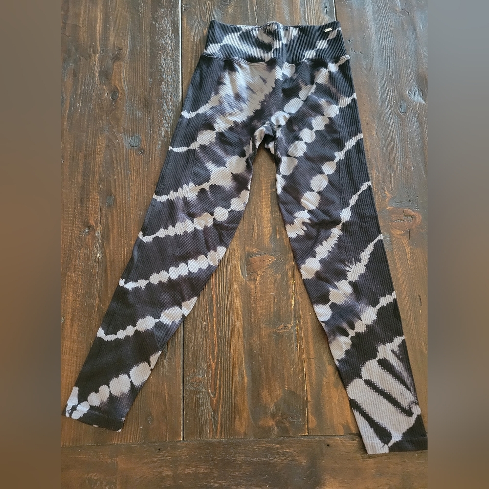 VS PINK Black and White Tie-Dye Leggings-SMALL